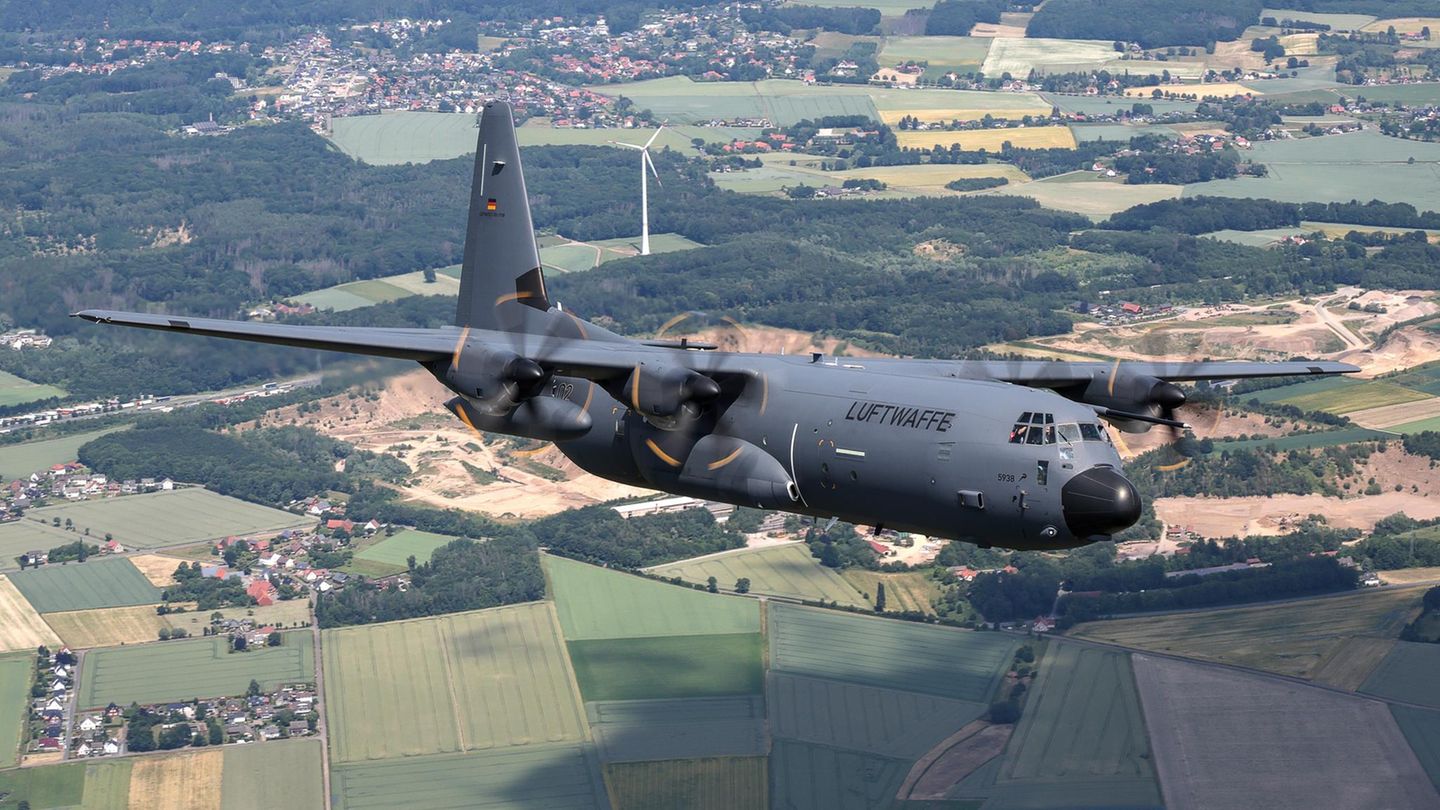 Eine Hercules im Tiefflug