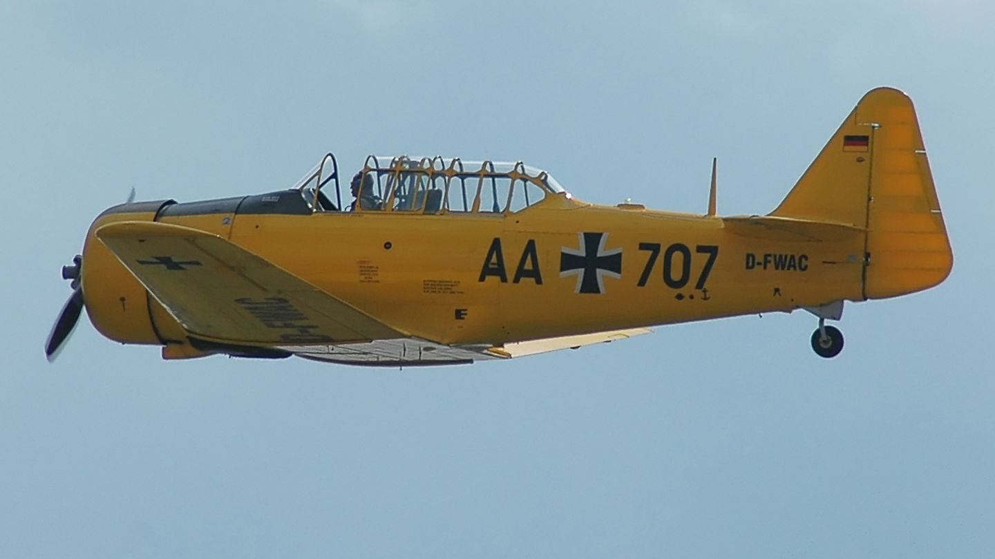 Eine  North American T-6 Texan in Farben der Luftwaffe