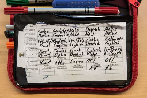 Wie der Stundenplan in der fünften Klasse aussieht, hängt von der Schulform ab - und die wiederum vom Übertrittszeugnis. (Symbol