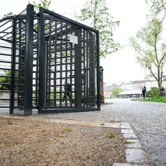 Viele Menschen kritisieren die Tore, die für Sicherheit sorgen sollen. (Archivbild) Foto: Fabian Sommer/dpa