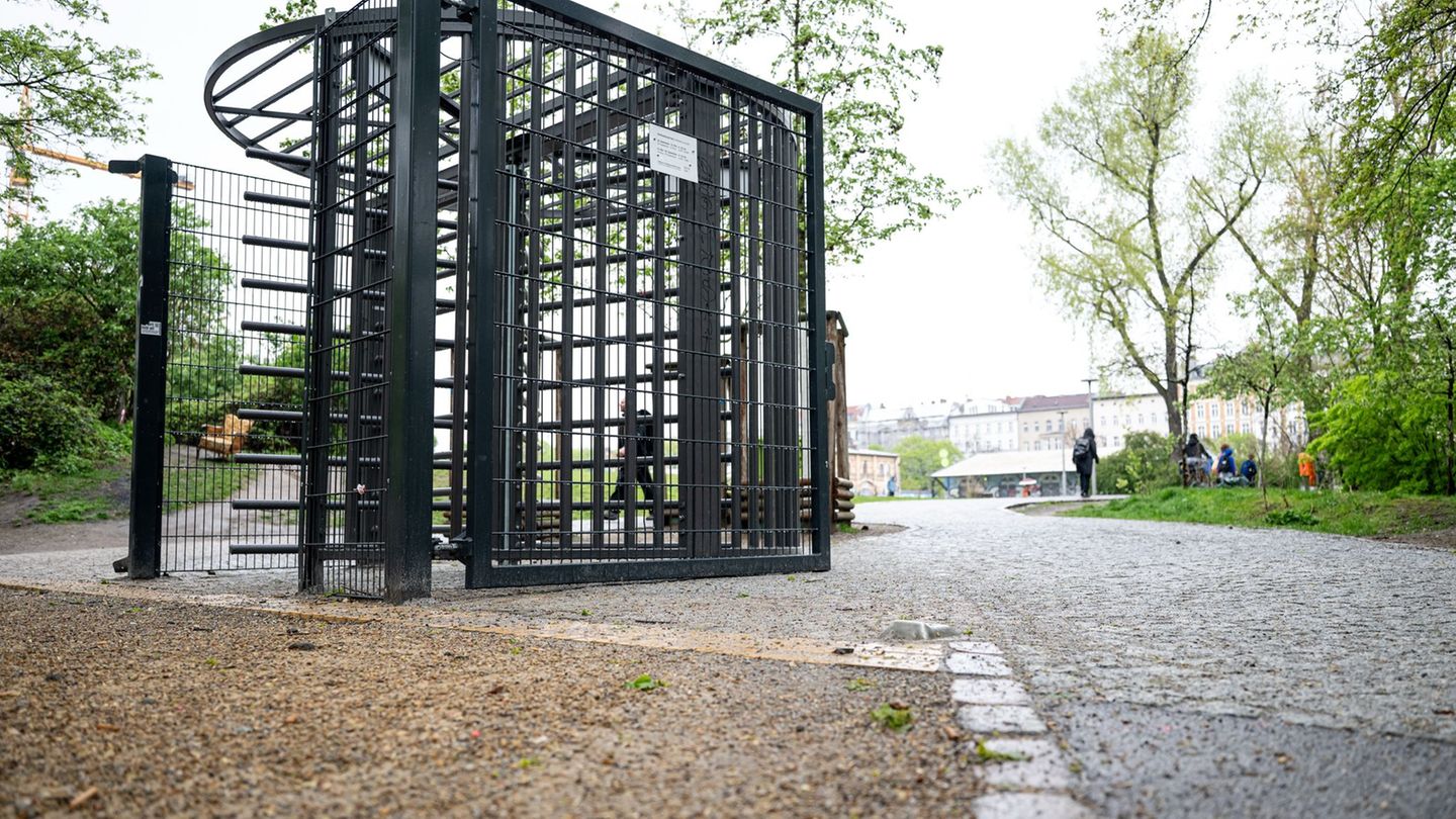 Viele Menschen kritisieren die Tore, die für Sicherheit sorgen sollen. (Archivbild) Foto: Fabian Sommer/dpa