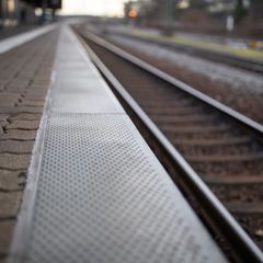 Ein Mann flüchtet in Osnabrück vor zwei Angreifern ins Gleisbett. (Symbolbild) Foto: Daniel Karmann/dpa