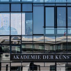 Die Akademie der Künste hat Teile eines Grass-Manuskripts erworben. (Archivbild) Foto: Britta Pedersen/dpa