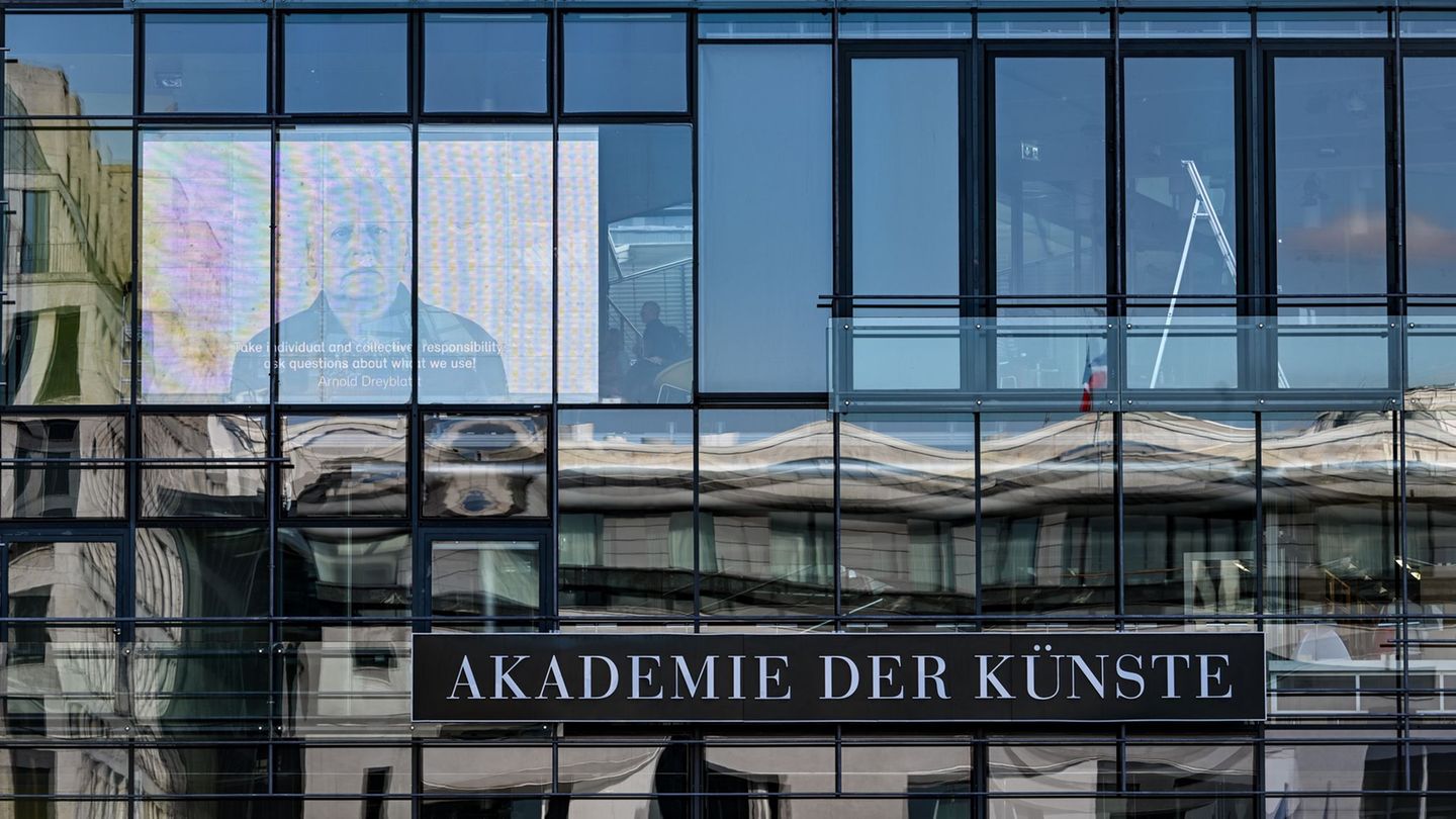 Die Akademie der Künste hat Teile eines Grass-Manuskripts erworben. (Archivbild) Foto: Britta Pedersen/dpa