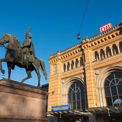 Am Hauptbahnhof Hannover gilt vom 1. Mai an ein Alkoholkonsumverbot. (Symbolbild) Foto: Sarah Knorr/dpa