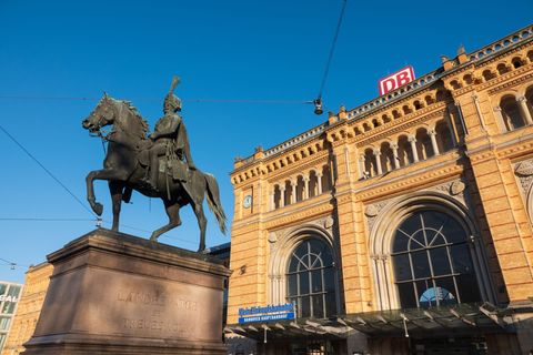 Am Hauptbahnhof Hannover gilt vom 1. Mai an ein Alkoholkonsumverbot. (Symbolbild) Foto: Sarah Knorr/dpa