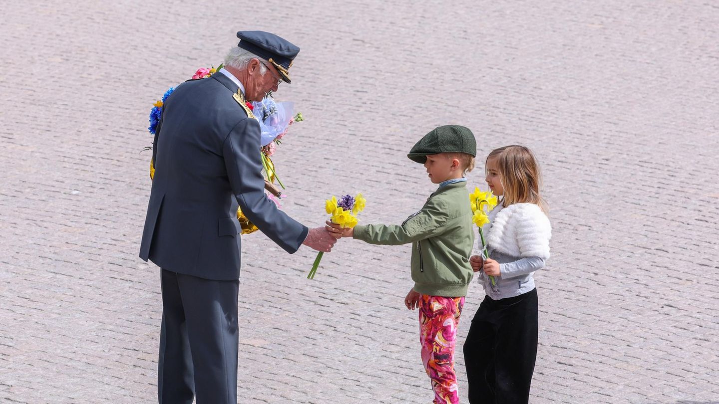 Stockholm, Schweden. Zahlreiche royale Gäste sowie Schaulustige sind nach Stockholm gekommen, um Schwedens König Carl XVI. Gustaf zu seinem 80. Geburtstag zu gratulieren. Darunter auch diese Kinder, die dem Monarchen am Königspalast Blumen überreichen