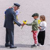 Stockholm, Schweden. Zahlreiche royale Gäste sowie Schaulustige sind nach Stockholm gekommen, um Schwedens König Carl XVI. Gustaf zu seinem 80. Geburtstag zu gratulieren. Darunter auch diese Kinder, die dem Monarchen am Königspalast Blumen überreichen