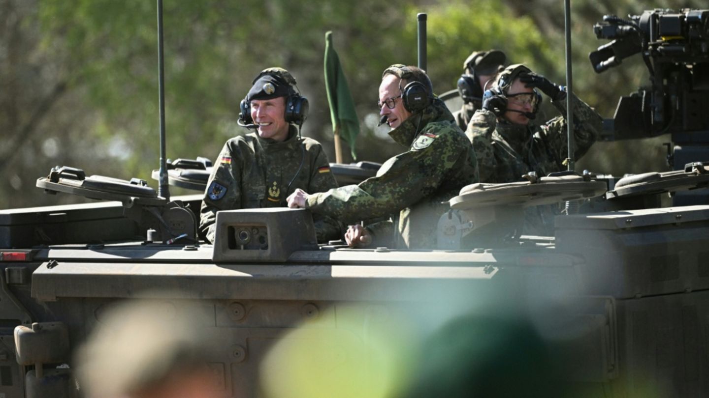 Kanzler Merz bei Besuch des Deutschen Heeres