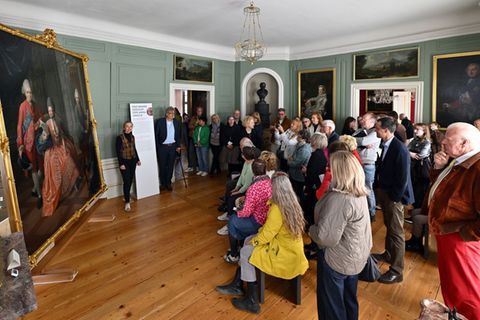 Im frisch sanierten Wittumspalais wird ein frisch saniertes, lebensgroße Gemälde gezeigt, auf dem Anna Amalia und ihre Söhne dar