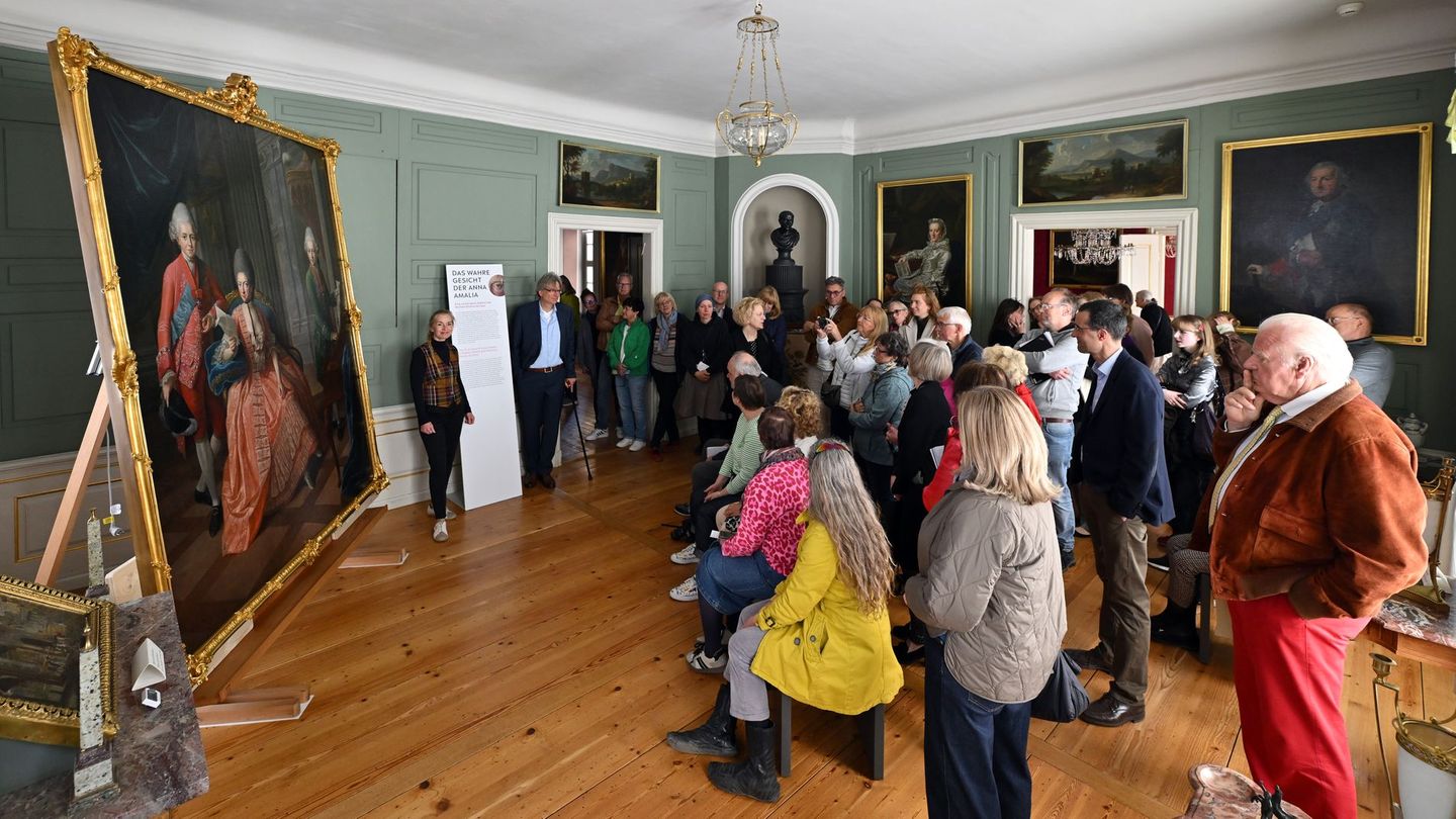 Im frisch sanierten Wittumspalais wird ein frisch saniertes, lebensgroße Gemälde gezeigt, auf dem Anna Amalia und ihre Söhne dar