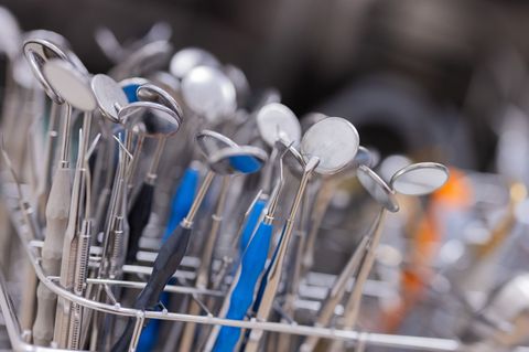 Wegen des Todes eines Patienten ist in Augsburg ein Zahnarzt zu einer Geldstrafe verurteilt worden. (Symbolbild) Foto: Rolf Venn