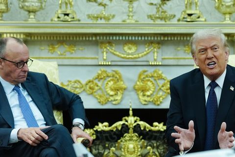 US-Präsident Trump (r.) greift Bundeskanzler Merz (l.) wieder an. (Archivbild) Foto: Kay Nietfeld/dpa