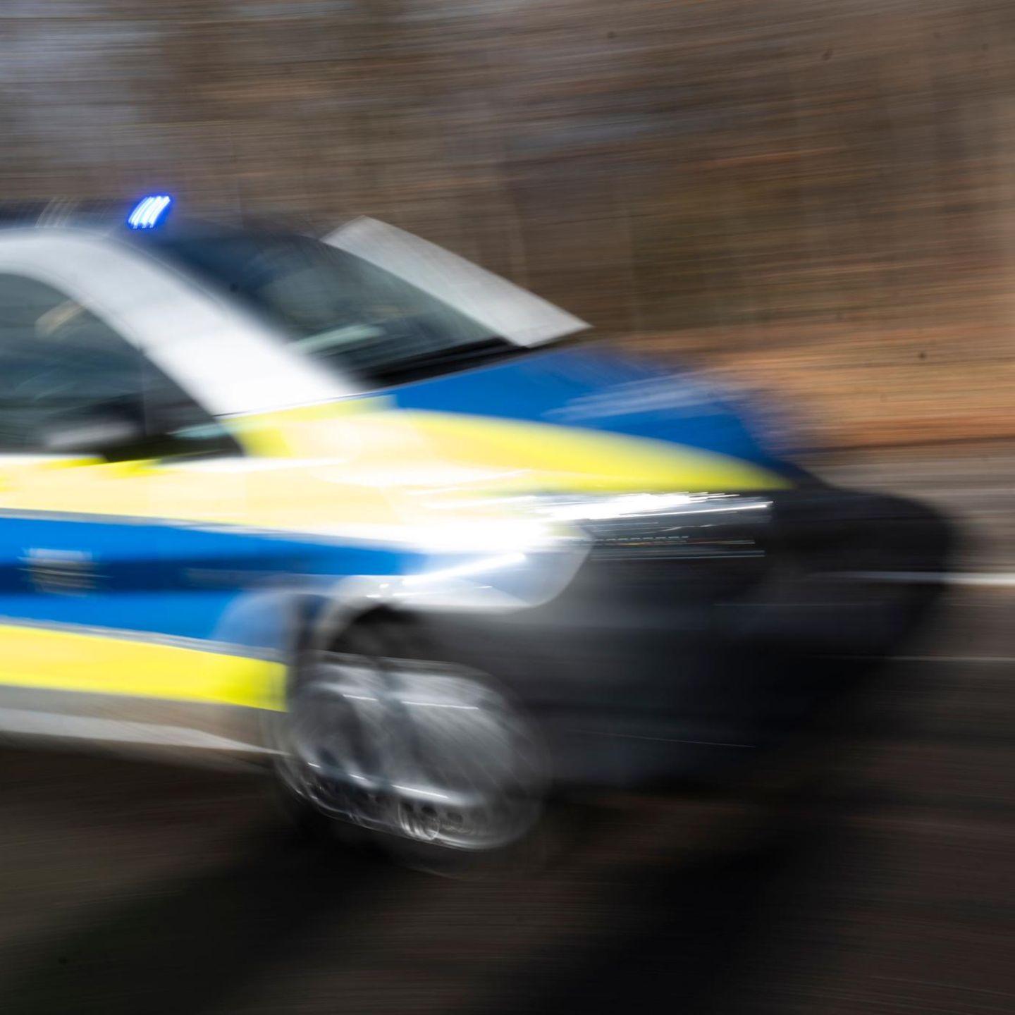 Ein Bus der Polizei Stuttgart fährt mit Blaulicht vorbei