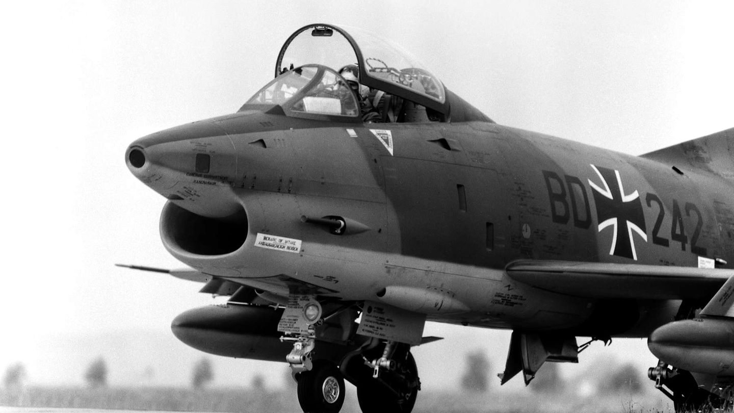Schwarzweiß Aufnahme einer frühen "Gina" der Luftwaffe
