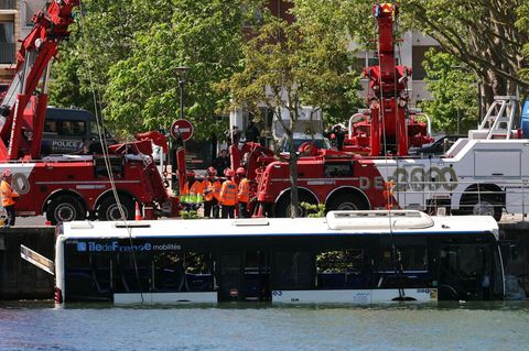 Mit schwerem Gerät zieht die Pariser Feuerwehr den versunkenen Bus aus der Seine