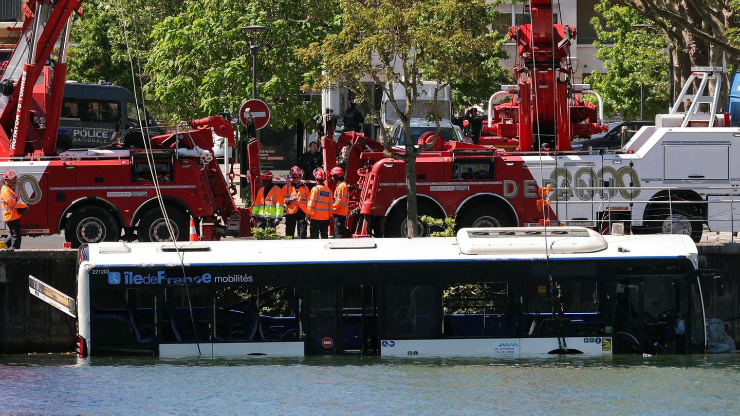 Mit schwerem Gerät zieht die Pariser Feuerwehr den versunkenen Bus aus der Seine