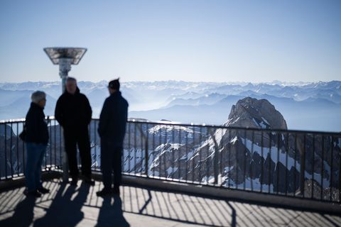 Bis Spätherbst ist der Gipfel des Säntis nur zu Fuß zu erreichen. Foto: Gian Ehrenzeller/KEYSTONE/dpa