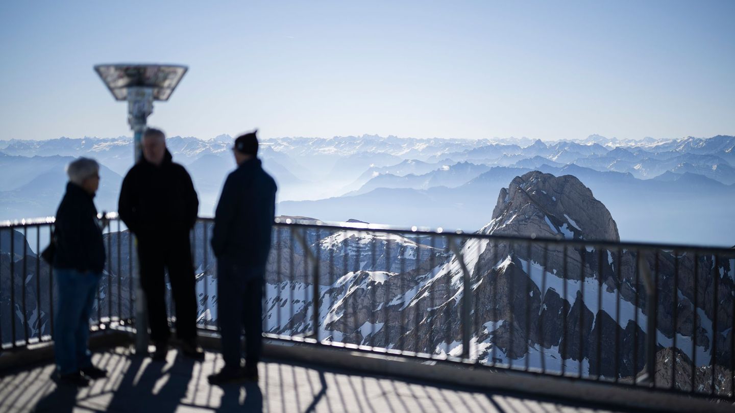 Bis Spätherbst ist der Gipfel des Säntis nur zu Fuß zu erreichen. Foto: Gian Ehrenzeller/KEYSTONE/dpa