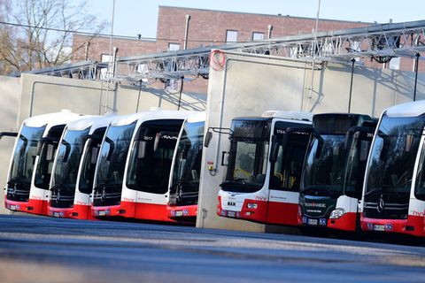 Die Hamburger Hochbahn will bis 2031 zusätzlich 240 E-Busse beschaffen. (Symbolbild) Foto: Daniel Bockwoldt/dpa