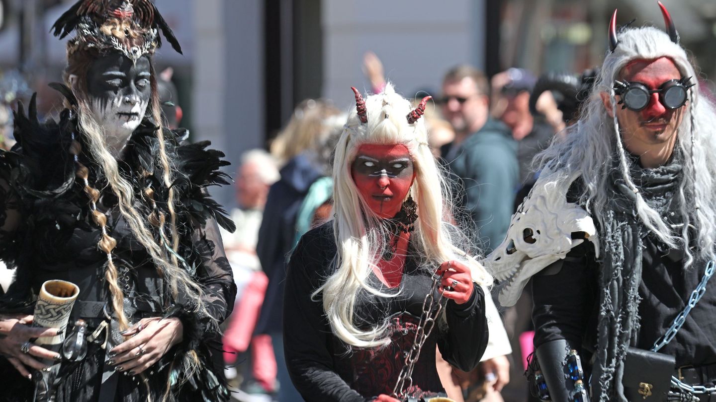 Zu Walpurgis kostümieren sich viele Menschen. Foto: Matthias Bein/dpa