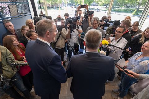 Die Verhandlungsführer Schweitzer (l) und Schnieder stellen den Koalitionsvertrag vor. Foto: Boris Roessler/dpa