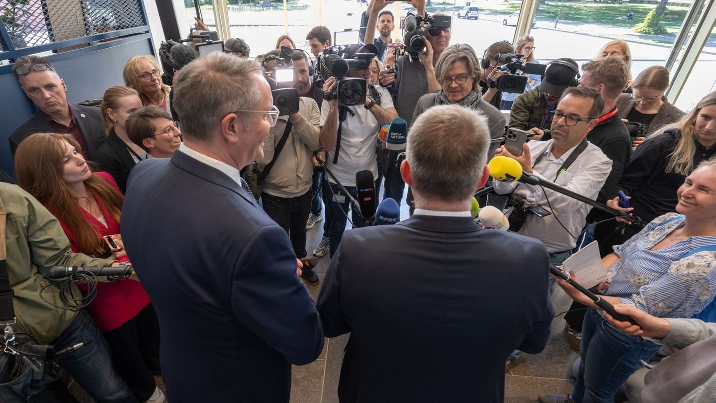 Die Verhandlungsführer Schweitzer (l) und Schnieder stellen den Koalitionsvertrag vor. Foto: Boris Roessler/dpa