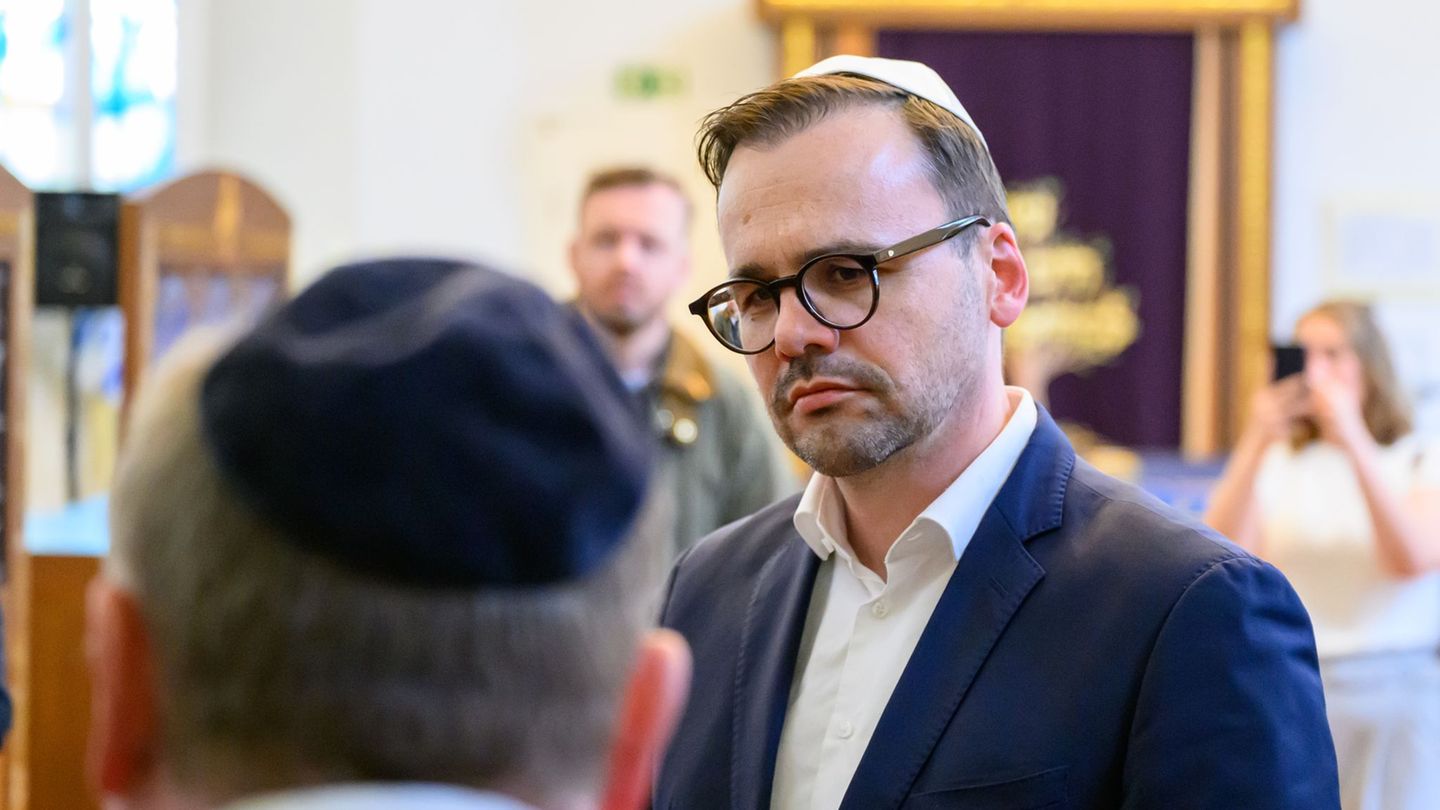 Auch ein Zeichen der Solidarität nach einer Reihe rechter Straftaten: Innenminister Jan Redmann traf sich in der Synagoge in Cot