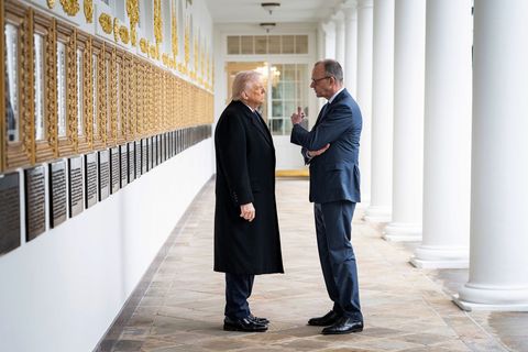 Trump (l.) greift Merz (r.) noch mal online an. (Archivbild) Foto: Guido Bergmann/Presse- und Informationsamt der/dpa