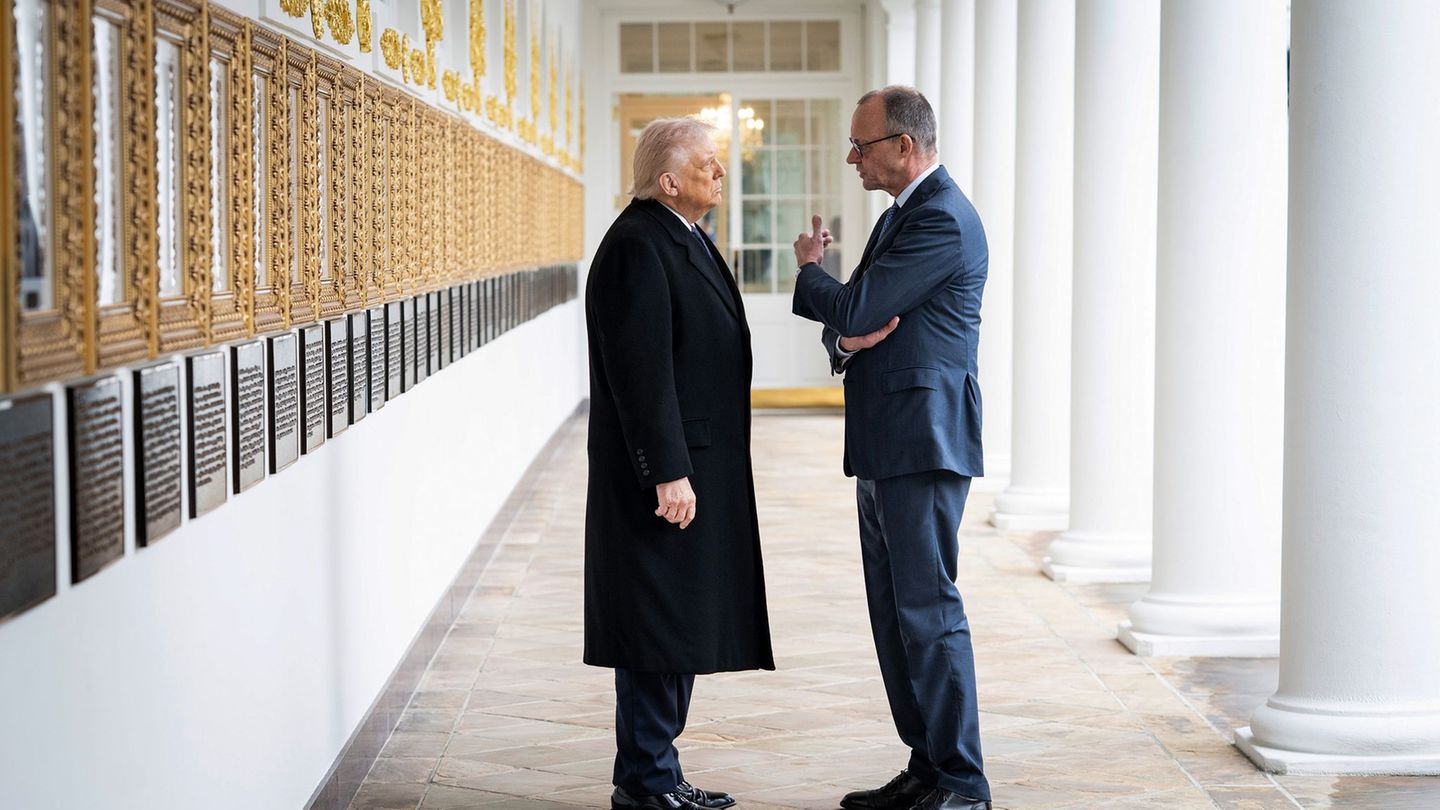 Trump (l.) greift Merz (r.) noch mal online an. (Archivbild) Foto: Guido Bergmann/Presse- und Informationsamt der/dpa
