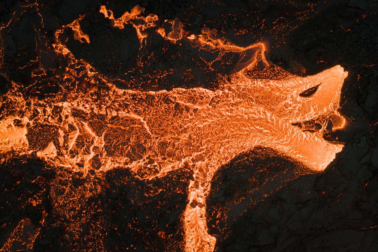Wenn Natur die Kunst imitiert: Jeroen Van Nieuwenhove aus Island gelang diese spektakuläre Aufsicht auf eine Eruption in einem aktiven Lavafeld. Ihre Form erinnert an einen glühenden Drachen.     Zweiter Platz in der Kategorie „Atelier Natur“