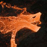 Wenn Natur die Kunst imitiert: Jeroen Van Nieuwenhove aus Island gelang diese spektakuläre Aufsicht auf eine Eruption in einem aktiven Lavafeld. Ihre Form erinnert an einen glühenden Drachen.     Zweiter Platz in der Kategorie „Atelier Natur“