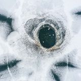 Ist das eine verblasste Blume im Eis? Aus dieser Höhe wird das Naturschauspiel zum abstrakten Muster: Die Drohnenaufnahme zeigt ein Eisloch in einer Kiesgrube, um das sich Wasservögel scharen.     Roy Müller, 8. Platz in der Kategorie „Atelier Natur“