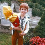 Schon als Kind interessiert sich Alexander Gerst, geboren am 3. Mai 1976 in Künzelsau, „für alles, was mit Entdeckung zu tun hat“. Für Dinosaurier zum Beispiel, für Stürme, Vulkane – und für das Weltall. Seine Familie gibt ihm Halt: „Ich hatte das Glück, dass immer jemand da war, der mir auch neue Chancen eröffnet hat.“ Als UNICEF-Botschafter engagiert Gerst sich inzwischen seit Jahren für Kinder weltweit, die es schwieriger haben.