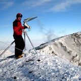 Als Geophysiker untersucht Alexander Gerst auf Forschungsexpeditionen aktive Vulkane: Am Mount Erebus in der Antarktis vermisst er die Eruptionen vom Kraterrand aus mit einer selbst konstruierten „Radarfalle“. Wochenlang zeltet er dafür im Schnee, in eisiger Kälte, Stürmen und Hagelschauern aus glühenden Lavabomben. Die Ergebnisse helfen, Vulkanausbrüche in dichter besiedelten Gegenden besser vorherzusagen.