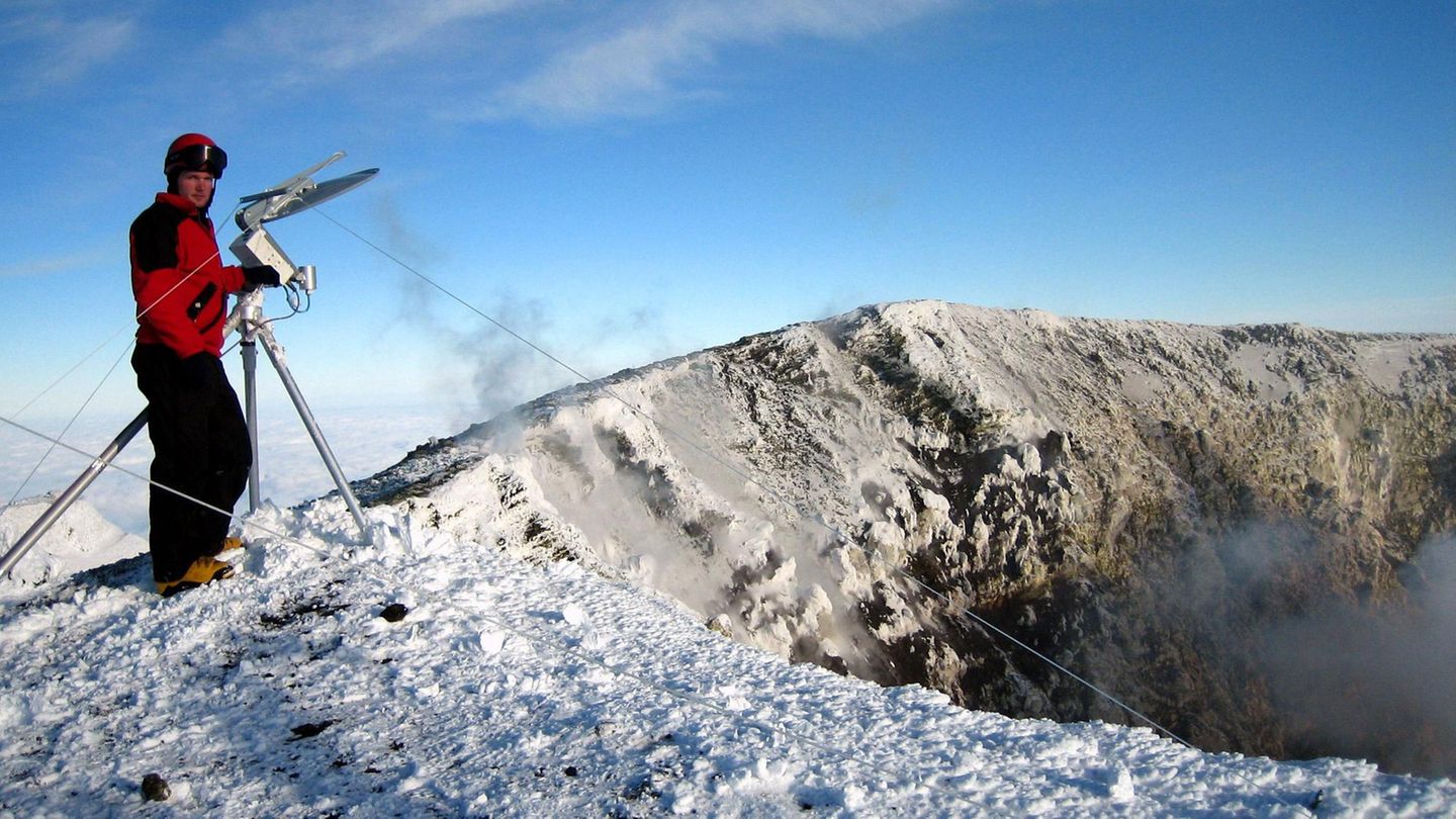 Als Geophysiker untersucht Alexander Gerst auf Forschungsexpeditionen aktive Vulkane: Am Mount Erebus in der Antarktis vermisst er die Eruptionen vom Kraterrand aus mit einer selbst konstruierten „Radarfalle“. Wochenlang zeltet er dafür im Schnee, in eisiger Kälte, Stürmen und Hagelschauern aus glühenden Lavabomben. Die Ergebnisse helfen, Vulkanausbrüche in dichter besiedelten Gegenden besser vorherzusagen.