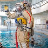 Als einer von über 8000 Aspiranten für nur sechs Plätze bewirbt Gerst sich 2008 beim Astronautenprogramm der Europäischen Raumfahrtagentur ESA – und wird aufgenommen. „Ich dachte mir: Wenn man so einen Traum hat, dann sollte man ihm eine Chance geben.“ Im September 2014 startet Gerst zu seiner ersten Mission – und trainiert dafür mehr als 6000 Stunden, unter anderem Außenbordeinsätze mit dem russischen Raumanzug.