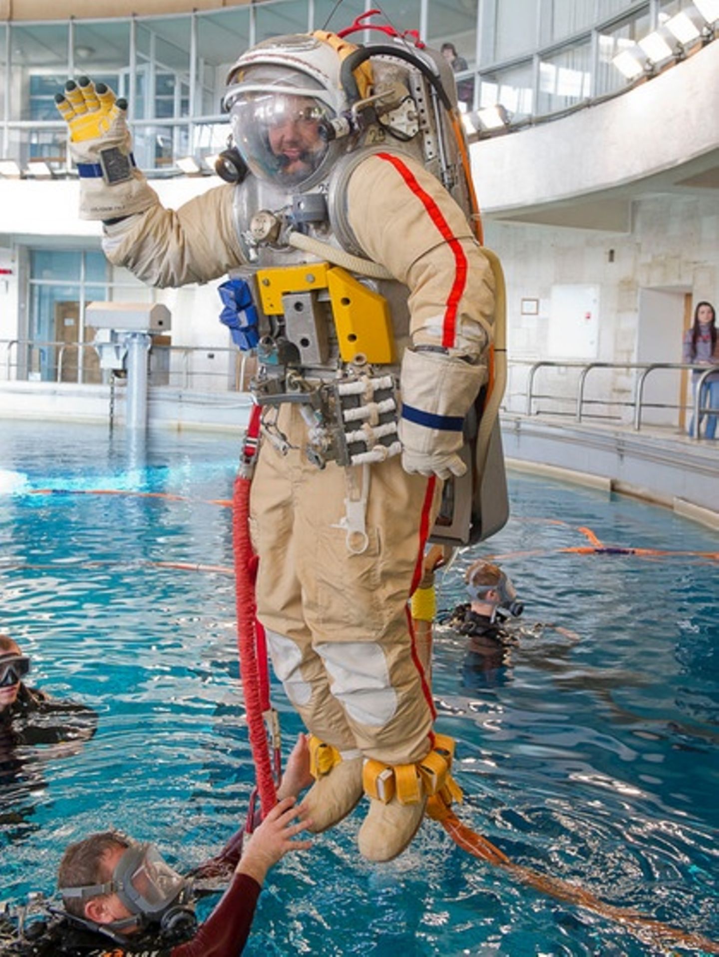 Als einer von über 8000 Aspiranten für nur sechs Plätze bewirbt Gerst sich 2008 beim Astronautenprogramm der Europäischen Raumfahrtagentur ESA – und wird aufgenommen. „Ich dachte mir: Wenn man so einen Traum hat, dann sollte man ihm eine Chance geben.“ Im September 2014 startet Gerst zu seiner ersten Mission – und trainiert dafür mehr als 6000 Stunden, unter anderem Außenbordeinsätze mit dem russischen Raumanzug.