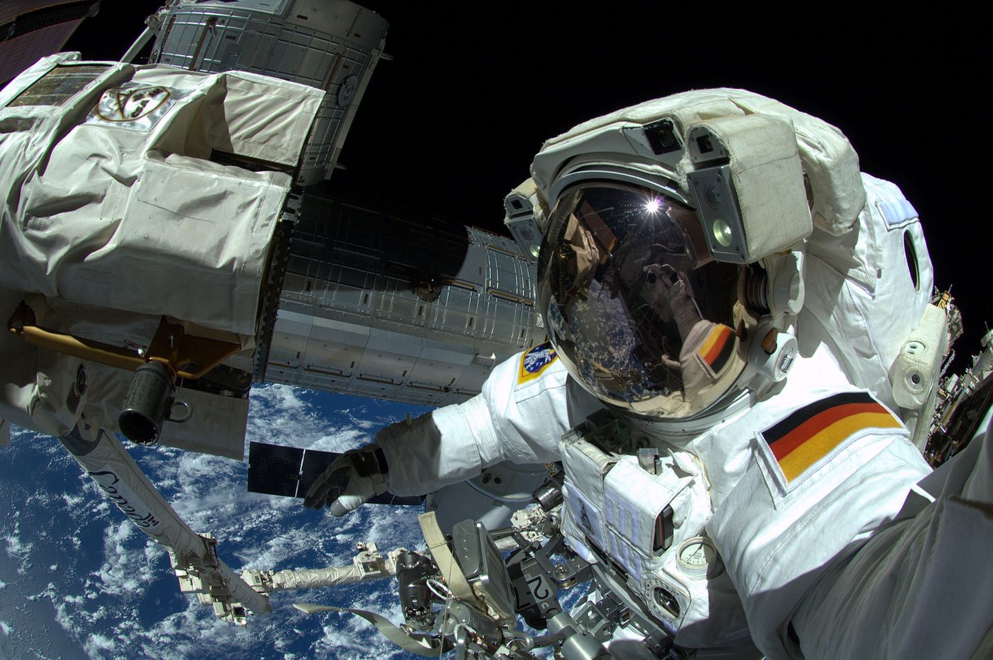 Gemeinsam mit seinem NASA-Kollegen Reid Wiseman absolviert Gerst 2014 während seiner ersten Mission auf der Raumstation ISS einen Außeneinsatz – bei 28.000 km/h. Die beiden sollen eine Kühlpumpe versetzen: 500 mühsame Arbeitsschritte sind dafür nötig, sie dauern sechs Stunden. Aber der Ausblick dabei, zur Erde zurück, entschädigt: „Das war mit Abstand die eindrucksvollste Erfahrung meines Lebens“, sagt Gerst danach.