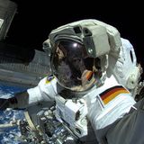 Gemeinsam mit seinem NASA-Kollegen Reid Wiseman absolviert Gerst 2014 während seiner ersten Mission auf der Raumstation ISS einen Außeneinsatz – bei 28.000 km/h. Die beiden sollen eine Kühlpumpe versetzen: 500 mühsame Arbeitsschritte sind dafür nötig, sie dauern sechs Stunden. Aber der Ausblick dabei, zur Erde zurück, entschädigt: „Das war mit Abstand die eindrucksvollste Erfahrung meines Lebens“, sagt Gerst danach.