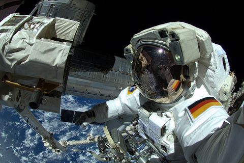 Gemeinsam mit seinem NASA-Kollegen Reid Wiseman absolviert Gerst 2014 während seiner ersten Mission auf der Raumstation ISS einen Außeneinsatz – bei 28.000 km/h. Die beiden sollen eine Kühlpumpe versetzen: 500 mühsame Arbeitsschritte sind dafür nötig, sie dauern sechs Stunden. Aber der Ausblick dabei, zur Erde zurück, entschädigt: „Das war mit Abstand die eindrucksvollste Erfahrung meines Lebens“, sagt Gerst danach.