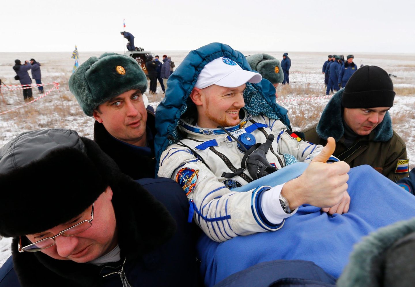Am 10. November 2014 landet die Crew der „Blue Dot“-Mission mit Alexander Gerst nach 166 Tagen im All in der Steppe von Kasachstan. „Die Erde riecht großartig“, sagt der Astronaut nach dem turbulenten, aber sicheren Rückflug. Beim Wiedereintritt in die Atmosphäre sind die Belastungen durch die Hitze und Bremskräfte enorm. „Ich konnte kaum atmen“, berichtet Gerst, „das war eine heftige Achterbahnfahrt – mal zehn!“