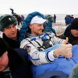 Am 10. November 2014 landet die Crew der „Blue Dot“-Mission mit Alexander Gerst nach 166 Tagen im All in der Steppe von Kasachstan. „Die Erde riecht großartig“, sagt der Astronaut nach dem turbulenten, aber sicheren Rückflug. Beim Wiedereintritt in die Atmosphäre sind die Belastungen durch die Hitze und Bremskräfte enorm. „Ich konnte kaum atmen“, berichtet Gerst, „das war eine heftige Achterbahnfahrt – mal zehn!“