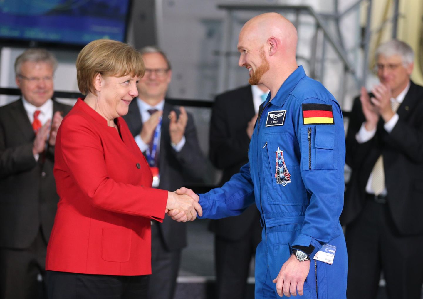 Im Jahr 2016 wird Gerst von der ESA für seine zweite Raumfahrtmission nominiert. Bundeskanzlerin Angela Merkel gratuliert ihm im Europäischen Astronautenzentrum (EAC): Als erster Deutscher soll Gerst als Kommandant die Verantwortung für die Internationale Raumstation ISS übernehmen. Außerdem wird er als Pilot des Soyuz-Raumschiffs ausgebildet. Im Juni 2018 bricht er mit seiner „Horizons“-Crew auf.