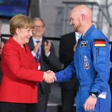 Im Jahr 2016 wird Gerst von der ESA für seine zweite Raumfahrtmission nominiert. Bundeskanzlerin Angela Merkel gratuliert ihm im Europäischen Astronautenzentrum (EAC): Als erster Deutscher soll Gerst als Kommandant die Verantwortung für die Internationale Raumstation ISS übernehmen. Außerdem wird er als Pilot des Soyuz-Raumschiffs ausgebildet. Im Juni 2018 bricht er mit seiner „Horizons“-Crew auf.