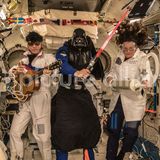 Aufgrund eines Fehlstarts der neuen Crew muss die Mannschaft um Alexander Gerst 2018 auf der Raumstation über Wochen komplett allein zurechtkommen. Zu Halloween unterbricht sie kurz das Forschungsprogramm – und schickt Grüße zur Erde: Kommandant Gerst als Darth Vader, Sergey Prokopyev als Elvis und Serena Auñon-Chancellor als Ghostbuster.