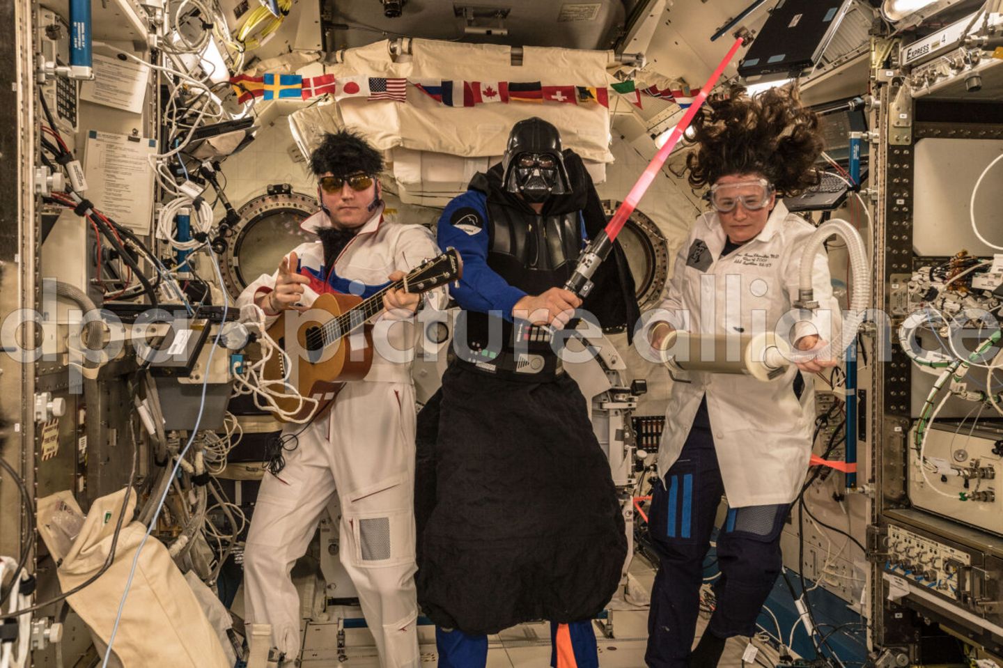 Aufgrund eines Fehlstarts der neuen Crew muss die Mannschaft um Alexander Gerst 2018 auf der Raumstation über Wochen komplett allein zurechtkommen. Zu Halloween unterbricht sie kurz das Forschungsprogramm – und schickt Grüße zur Erde: Kommandant Gerst als Darth Vader, Sergey Prokopyev als Elvis und Serena Auñon-Chancellor als Ghostbuster.