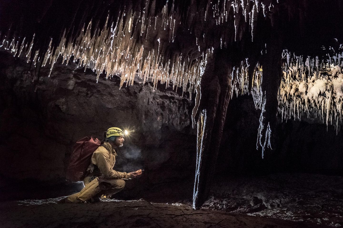 Kälte von sechs Grad Celsius, völlige Finsternis, leblose Stille: In einem Spezialprogramm der ESA trainiert Alexander Gerst 2019 in Slowenien mit einem Team die Erforschung von tiefen Höhlensystemen – auch als Vorbereitung für die Erkundung von neuen Welten im All. „In Mond- oder Marshöhlen könnten Raumfahrerinnen und Raumfahrer Schutz vor Strahlung und Temperaturschwankungen suchen“, erklärt er.