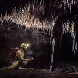 Kälte von sechs Grad Celsius, völlige Finsternis, leblose Stille: In einem Spezialprogramm der ESA trainiert Alexander Gerst 2019 in Slowenien mit einem Team die Erforschung von tiefen Höhlensystemen – auch als Vorbereitung für die Erkundung von neuen Welten im All. „In Mond- oder Marshöhlen könnten Raumfahrerinnen und Raumfahrer Schutz vor Strahlung und Temperaturschwankungen suchen“, erklärt er.