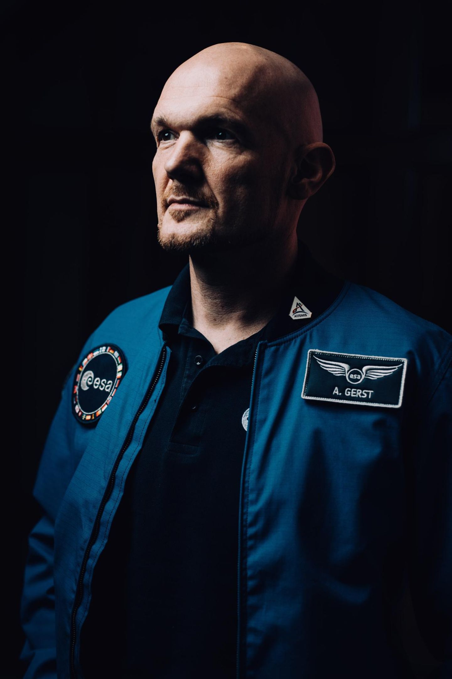 Seit März 2023 leitet Gerst bei der ESA die Abteilung „Astronaut Operations“, zu der unter anderem die Unterstützung künftiger Mondmissionen gehört. Im neuen Artemis-Programm sollen erstmals bald auch europäische Astronauten und Astronautinnen zum Mond fliegen. Den ersten ESA-Platz soll ein Deutscher bekommen. „Der Fokus wird nun auf der Forschung liegen“, sagt der Geophysiker Gerst. „Der Mond ist gewissermaßen der achte Kontinent unserer Erde.“